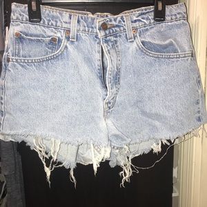 Distressed Levi’s high waisted shorts